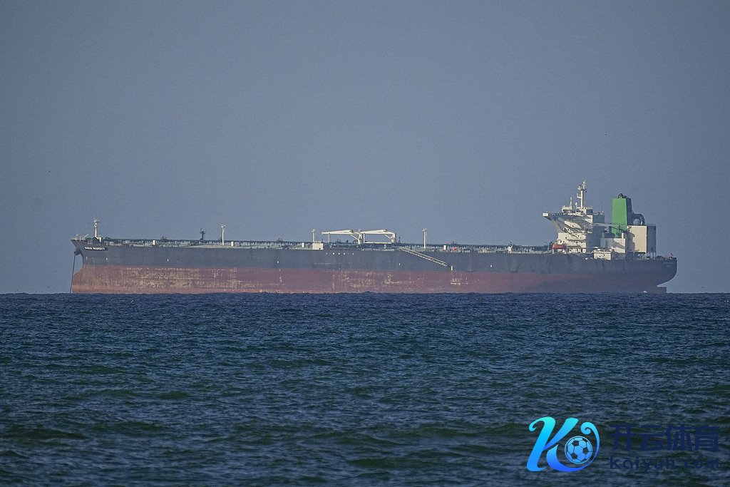 4月8日，好意思国与伊朗兑现两周临时寝兵公约并通达霍尔木兹海峡后，船只通过的表象。（视觉中国）